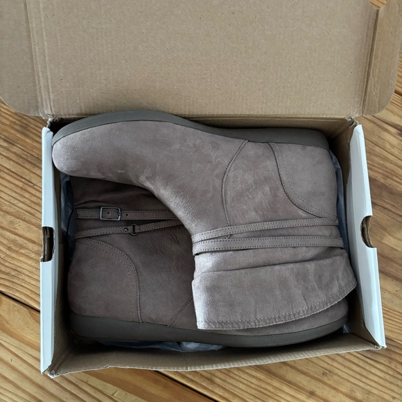 St. John's Bay Womens Kenzie Flat Heel Booties Size 12 - Picture 10 of 10